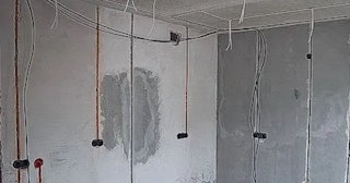 Прокладка кабеля в штробе в Боровичах – расценки от 208 руб - ЭлектроБрв